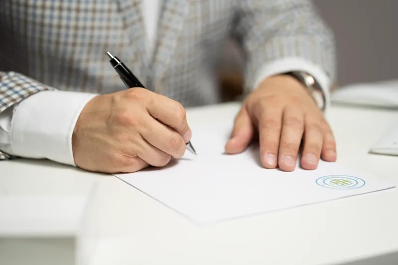 Pessoa assinando contrato de empréstimo consignado com seguro prestamista