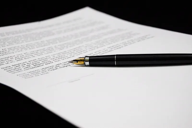 Caneta sobre contrato de refinanciamento