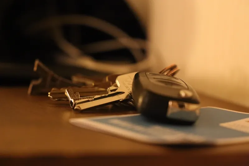 Chave de carro sobre uma mesa ao lado de um documento