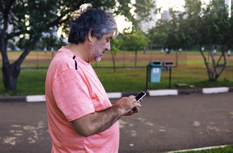 Aposentado consultando o extrato do INSS pelo celular