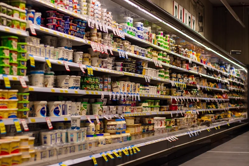 Prateleiras de supermercado com produtos