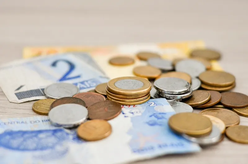 Moedas e notas de Real, dinheiro brasileiro