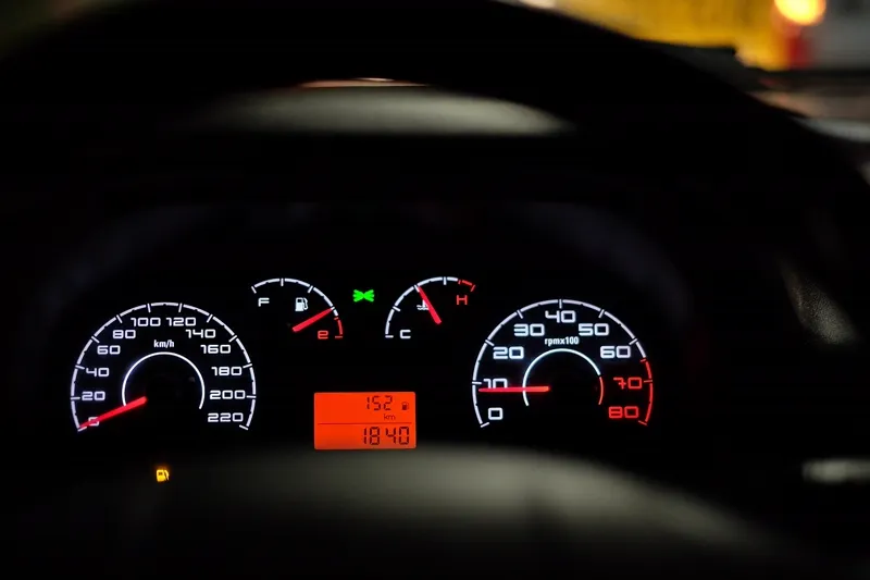 Painel de velocímetro de carro iluminado, representando a avaliação do veículo pro empréstimo com garantia