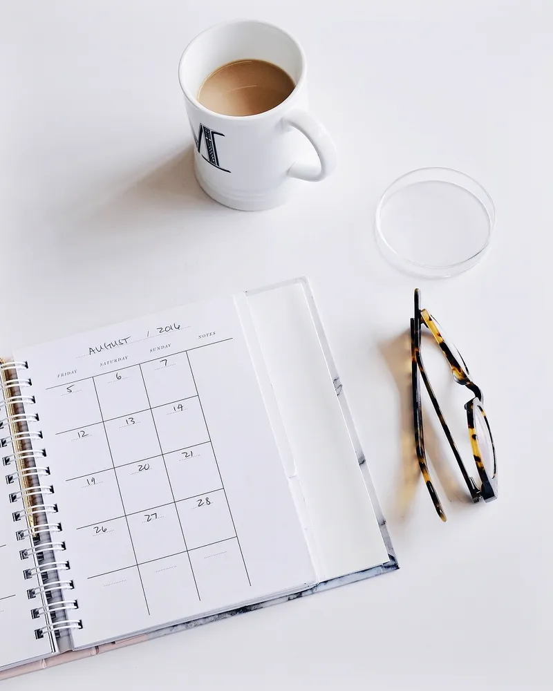 Planner e calendário sobre a mesa